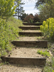 Escalier de jardin en bois et gravier