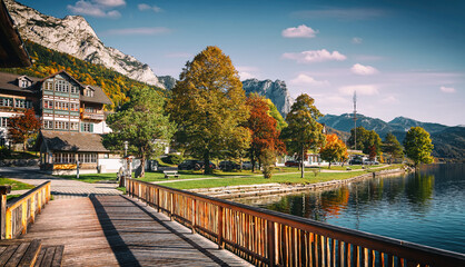 Fototapeta na wymiar Wonderful bright scene of Grundlsee lake in austrian Alps. Amazing nature landscape in sunny day. Great view on park and lake. Awesome summer scene. Grundlsee. Austria. Europe