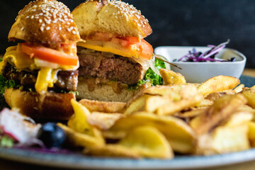 Burger und Pommes auf einem Teller