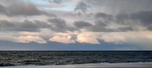 Ungewöhnlich regelmäßige Wolken an der jütländischen Küste