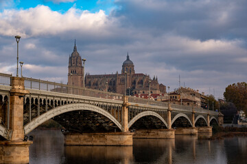 Fototapeta premium Catedral de Salamanca, río Tormes, Castilla y León, España