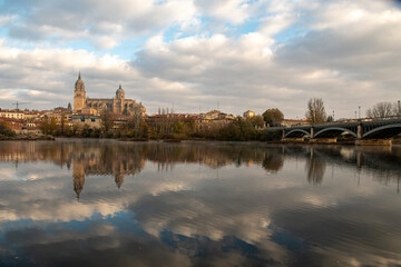 Fototapeta premium Catedral de Salamanca, río Tormes, Castilla y León, España