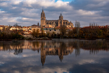 Fototapeta na wymiar Catedral de Salamanca, río Tormes, Castilla y León, España