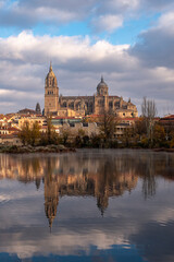 Obraz na płótnie Canvas Catedral de Salamanca, río Tormes, Castilla y León, España