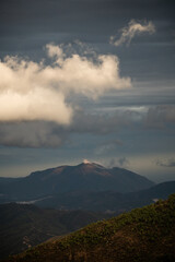 Montaña que aparenta ser un volcán por las nubes en su cima