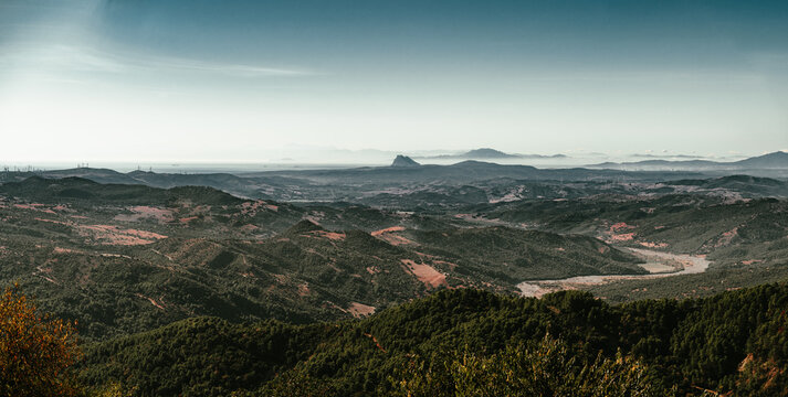 Panor&aacute;mica del campo de Gibraltar desde Gaucin en la Serran&iacute;a de Ronda, se puede ver &Aacute;frica al fondo todo el atlas de Marruecos, las dos columnas de Hercules, dos continentes en una foto