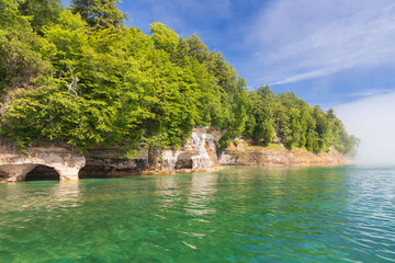 Fototapeta premium Natural arches and sea caves along Lake Superior at Pictured Rocks National Lakeshore