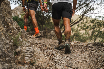 Trail de montaña piernas y gemelos llenos de barro