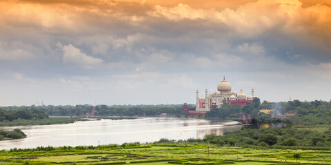 Obraz premium Scenic view of the Taj Mahal next to the Yamuna River. Agra, Uttar Pradesh, India.