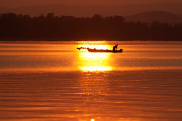 Naklejka premium Fischerboot bei Sonnenuntergang