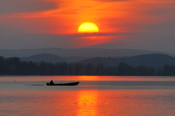 Fischerboot bei Sonneuntergang