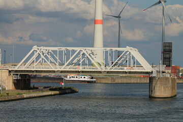 Obraz premium Bridge in Kidel Canal Germany.
