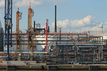 Fototapeta na wymiar Oil refinery plant