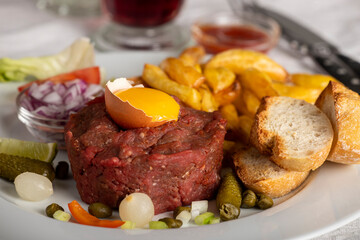 steak tartare an egg