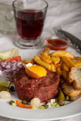steak tartare an egg