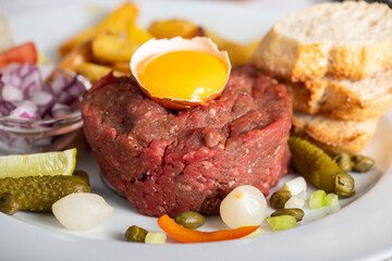 steak tartare an egg