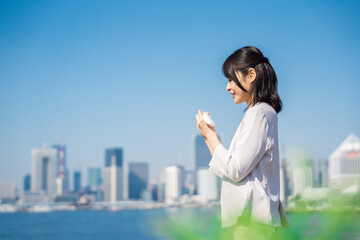 単語帳で勉強をするビジネスウーマン