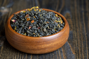 Dried large-leaf green tea with pieces of fruit