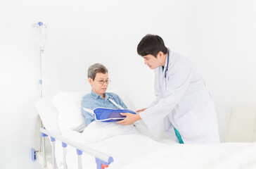 Obraz premium asian patient talk with doctor in hospital, doctor assessment and explaining about treatment information, patient wear arm splint, elderly healthcare treatment