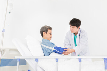 Obraz premium asian patient talk with doctor in hospital, doctor assessment and explaining about treatment information, patient wear arm splint, elderly healthcare treatment