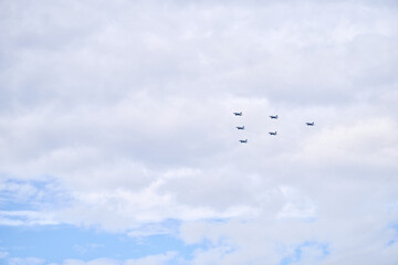 日本のブルーインパルスの編隊飛行