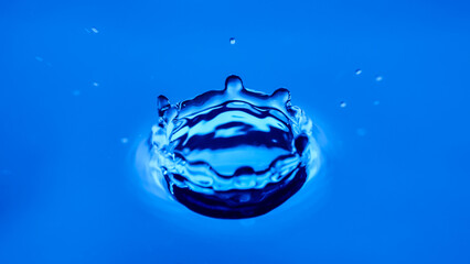 水面で跳ねる水滴　環境イメージ