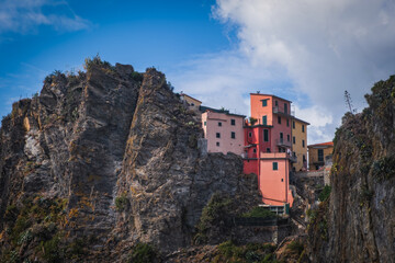 Naklejka premium Picturesque view of colorful houses on the rocks in Manarola fishing village in Five lands, Cinque Terre National Park, Liguria, Italy. September 2022