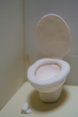 蓋が開いた様式トイレ　粘土細工の洋式トイレ