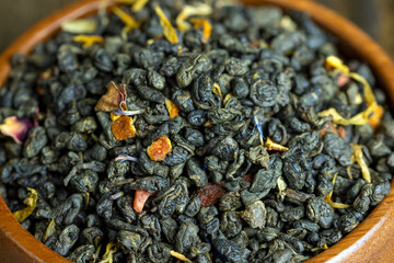 Dried large-leaf green tea with pieces of fruit