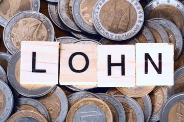 Euro Banknoten und Münzen und Lohn
