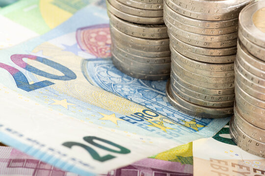 Nahaufnahme Euro Banknoten und Münzen