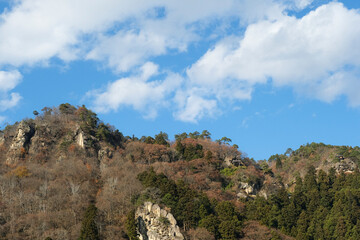 山寺の街中から見上げる立石寺