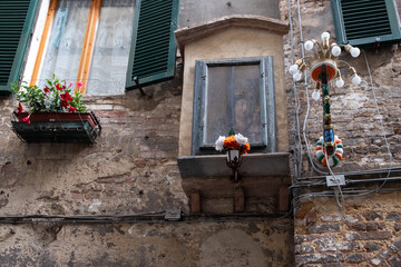 des autels installés sur les murs pour rendre hommage à Marie, de la religion catholique, installés sur les murs dans le centre historique de Sienne en Italie