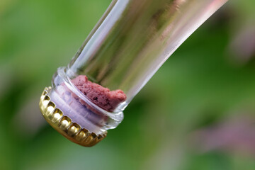 Sektherstellung - nach dem R&uuml;tteln gesammelte Hefe im Flaschenhals