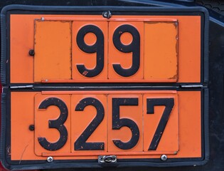 Gefahrenguttafel an einem LKW mit den Nummern 99 und 3257