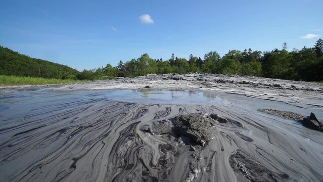 Active mud volcano in slow motion