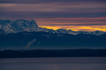 Blick über den Starnberger See auf die Zugspitze bei Abendrot