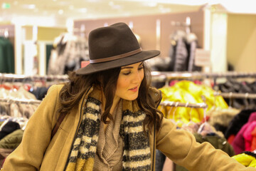 Symbolbild: Elegante junge Frau hat Freude beim Einkaufen