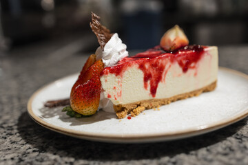 cheesecake frutos rojos, con un emplatado de alta cocina, postres.
