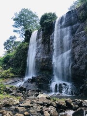 The twin falls of Jodu Ella Falls , also known as ‘Bambarella Knuckles falls’, have identical lengths (45m) and cascade simultaneously from both ends of the mountain into the Mahaweli River  - obrazy, fototapety, plakaty