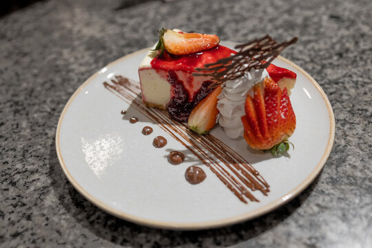 cheesecake frutos rojos, con un emplatado de alta cocina, postres.
