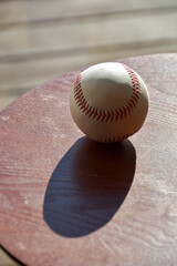 窓辺に置かれた野球ボール