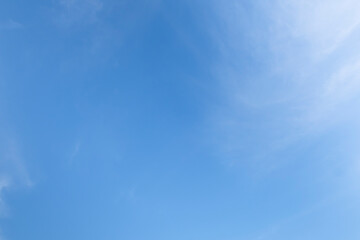 初冬の澄んだ青空と白く薄い雲