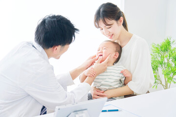 赤ちゃんを検診する医者