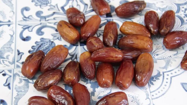 dattes Deglet nour en gros plan sur une table