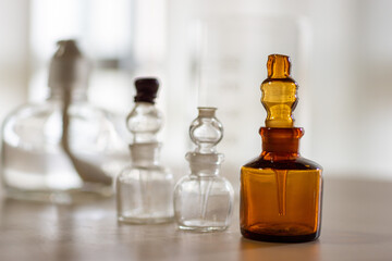 昔懐かしいアルコールランプとレトロな目薬の瓶