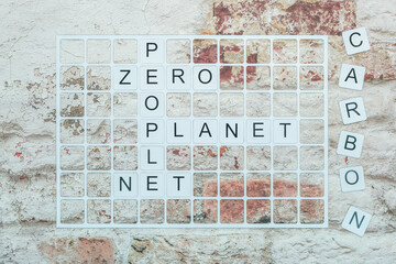 Mots croisés avec les mots Carbone, Planète, Zéro Net, Personnes. Concept d'écologie sur une...