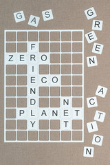 Mots croisés avec les mots Planète, Ecofriendly, Action, Zéro Net, Eco, Vert, Gaz. Concept d'écologie sur une grille de mots croisés.	