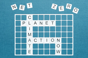 Mots croisés avec les mots Planète, Climat, Action, Maintenant, Net Zéro. Concept d'écologie...