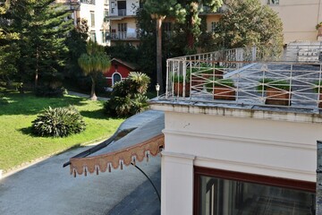 Napoli - Scorcio dell'ingresso di Villa Pignatelli dal balcone